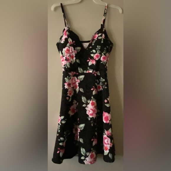 No Boundaries Dresses & Skirts - Beautiful Black Floral Adjustable Spaghetti Strap Dress
